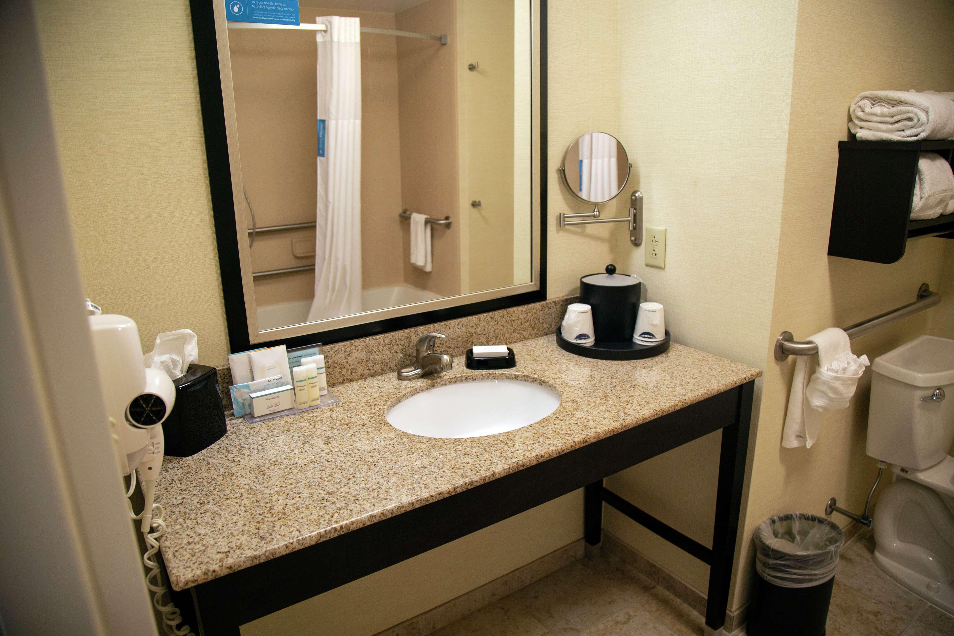 Hampton Inn & Suites Sharon West Middlesex Εξωτερικό φωτογραφία